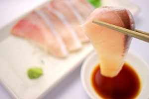 ブリとハマチの違い!カンパチとの違いやどれが出世魚か、見た目や身質、味や旬も違う | 食生活研究所 -食☆ラボ-